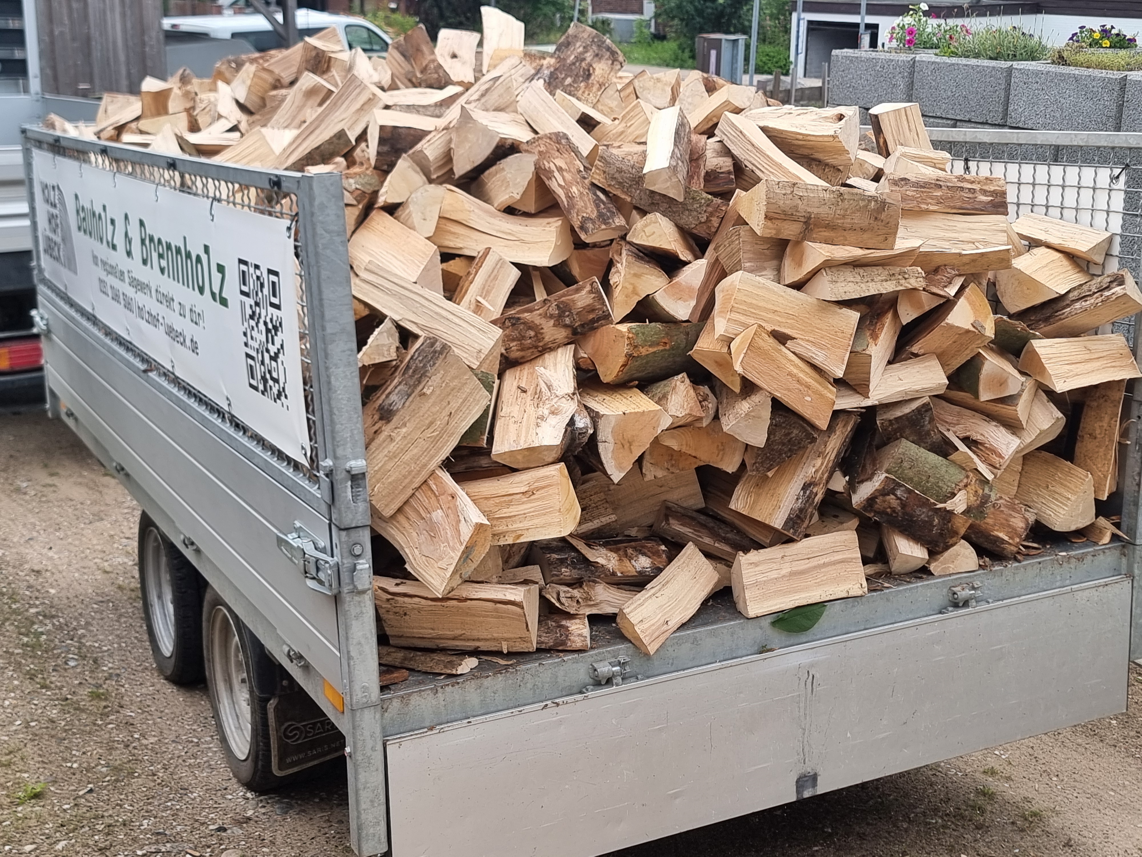 Brennholz in Gitterboxen beim Holzhof Lübeck